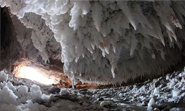 سفر به قشم برای تماشای طولانی ترین غار نمکی جهان