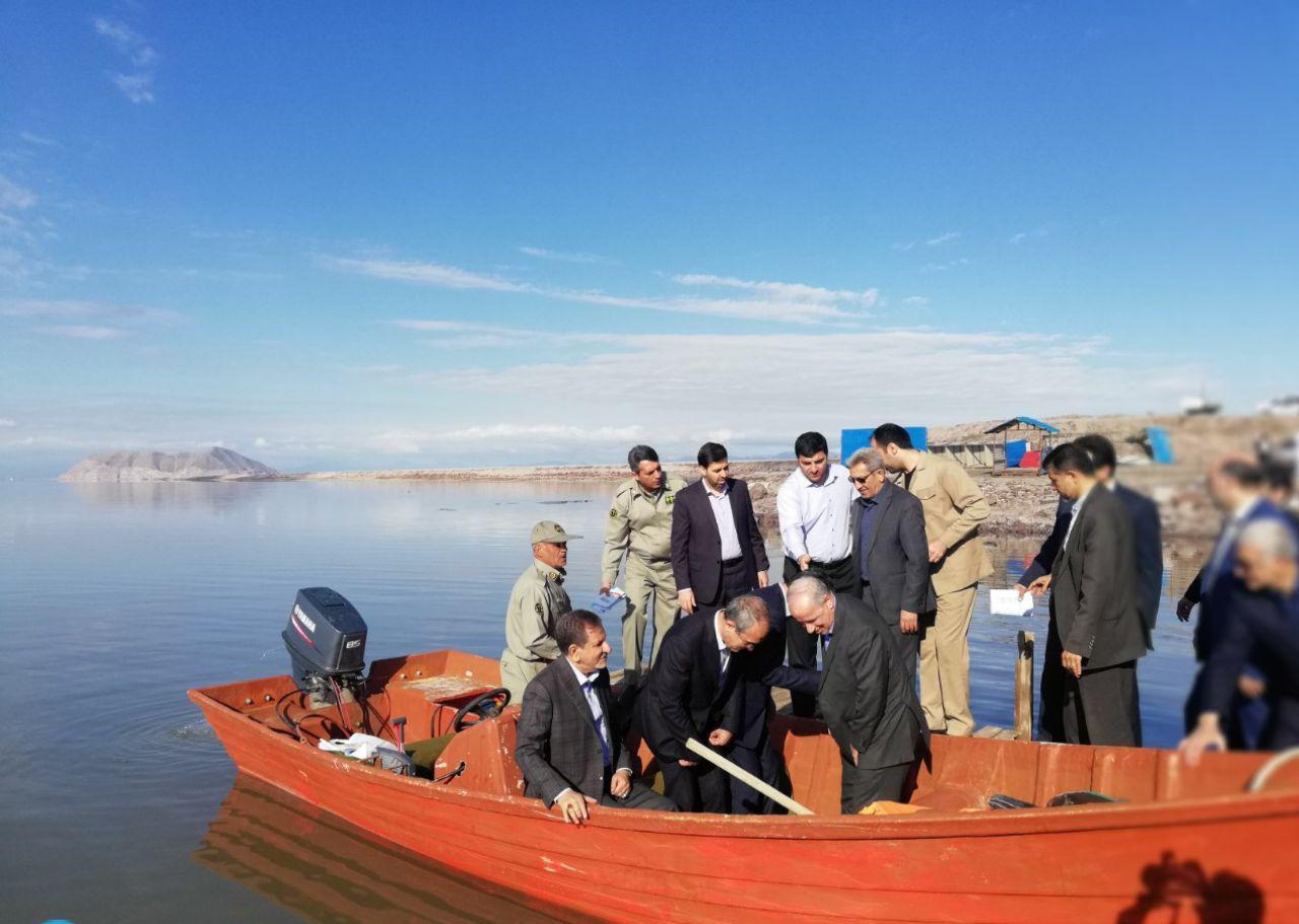 بازدید جهانگیری از دریاچه ارومیه با قایق +عکس