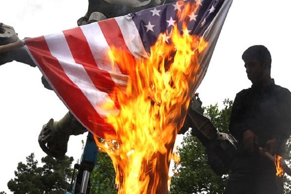 دانشجویان تهرانی برجام را در میدان آزادی آتش زدند