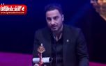 لحظه اهدا جایزه به نوید محمدزاده در جشنواره سلیمانیه +فیلم