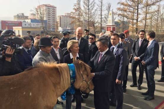 هدیه جالب مغول‌ها به وزیر دفاع آلمان +عکس