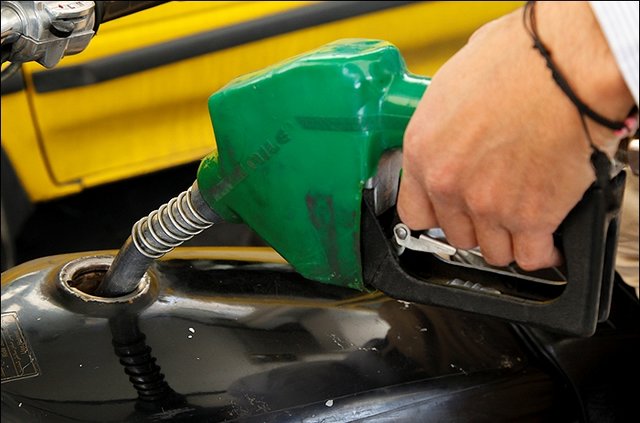 یک نماینده: شرایط برای افزایش قیمت بنزین مناسب نیست