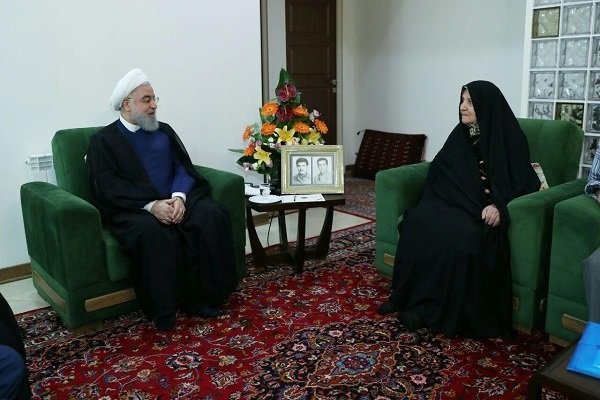 روحانی امشب در خانه یکی از شهدا حضور یافت +عکس