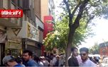 تجمع مردم مقابل صرافى‌های تهران +فیلم