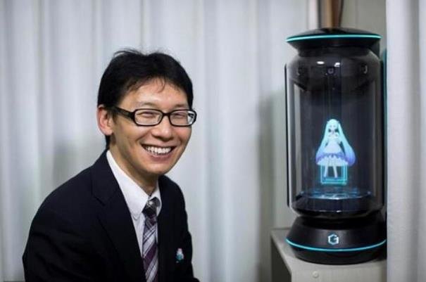 یک مرد ژاپنی با هولوگرام ازدواج کرد! +عکس