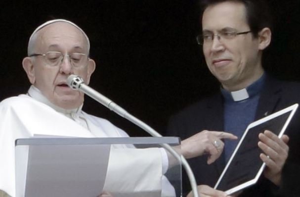 رهبر کاتولیک‌ها از اپلیکیشن دعا خواندن رونمایی کرد! +عکس