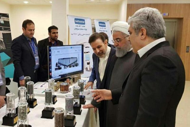 روحانی از نمایشگاه محصولات شرکت های دانش بنیان بازدید کرد
