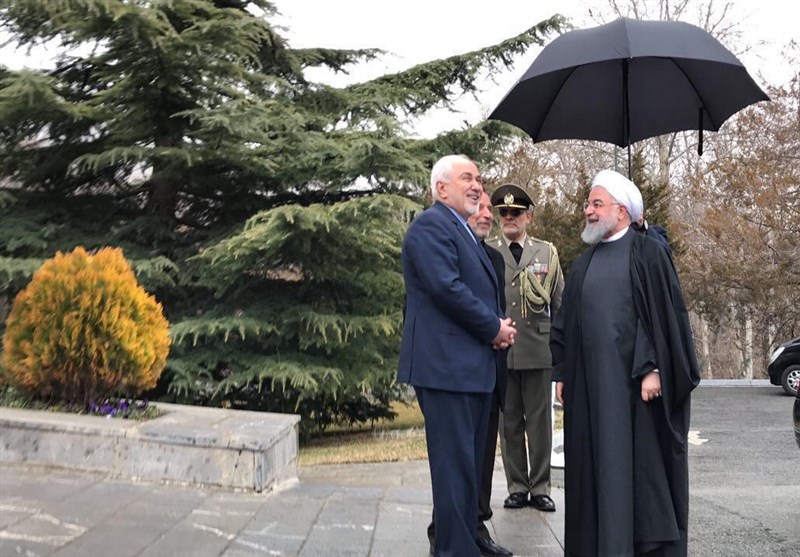 حضور ظریف در مراسم استقبال از رییس‌جمهور ارمنستان و خوش و بش با روحانی+فیلم و عکس