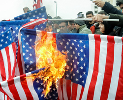 کارخانه‌ای در ایران که پرچم‌های آمریکا، انگلیس و اسرائیل را برای آتش‌زدن می‌سازد+تصاویر