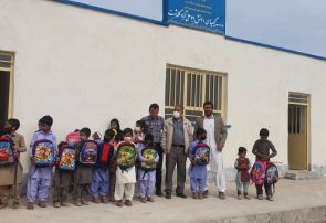 بنیاد نیکوکاری یاس بسته‌های آموزشی بین دانش آموزان مناطق سیل زده توزیع کرد