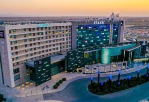 تبه کیفیت خدمات هتل های فرودگاهی رکسان و رمیس با ۵ پله صعود از رتبه 10 در اواخر سال گذشته به رتبه ۵ در سال جاری بین هتل های تهران ارتقاء یافته است.