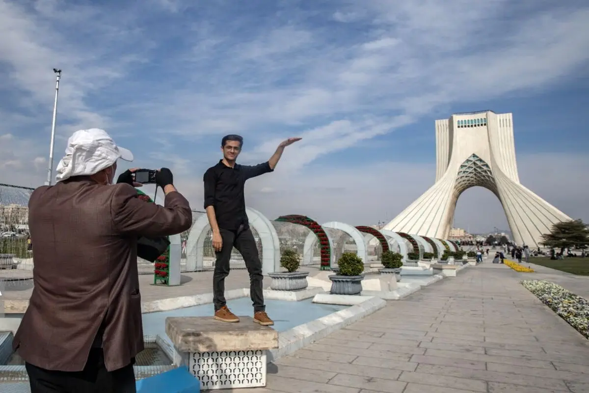 لذت عکس با برج آزادی با قدیمی ترین عکاس میدان آزادی+ گزارش تصویری