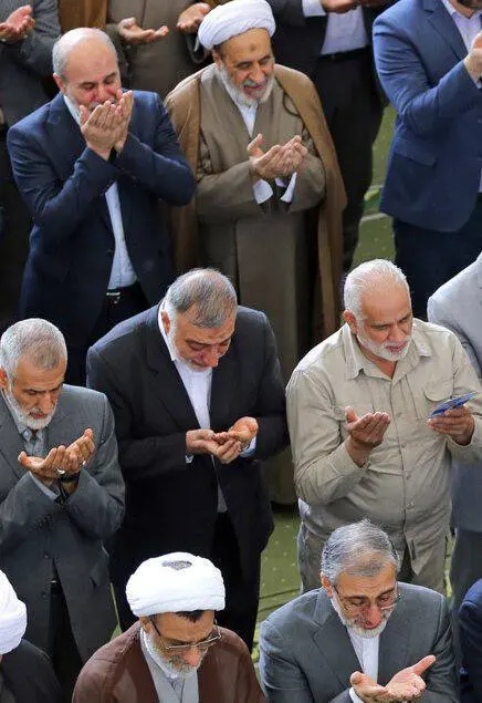 دو عکس عجیب از زاکانی در نماز عید فطر خبرساز شد!